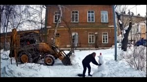Добрый коммунальщик спас снеговика! Улыбнуло всю страну!