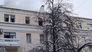 Пожар произошел в пятиэтажном доме в центре Москвы