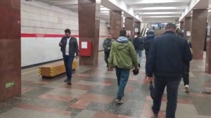 Ст. метро Ленинский проспект, Ленинград (СПб) - интерьер, пассажиры, прибытие-отправление поездов