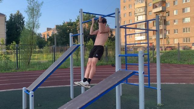 俄罗斯男子在单杠上做引体向上练习，以期成为更优秀的马拉松跑者 || 让我们一起努力吧 :) смотреть онлайн