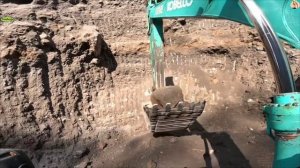 Строительство, экскаватор копает песок