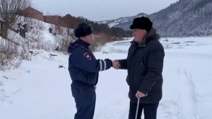 В Хакасии удалось спасти рыбака из ледяной реки