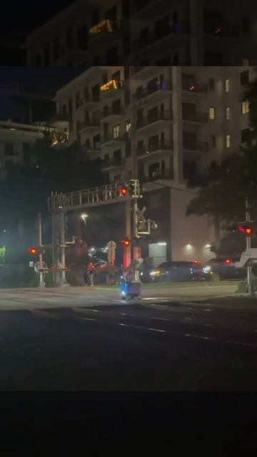 В Майами робот-курьер совершил самоубийство — малыш встал на железнодорожных путях и ждал поезд смотреть онлайн