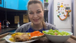 МУКБАНГ КУРИЦА С КАРТОШКОЙ/БУТЕРБРОДЫ С ИКРОЙ И САЛАТИК/MUKBANG ЕДА ОБЖОР