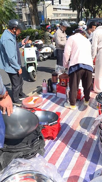 уличная распродажа посуды Китай