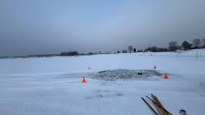 Трактор провалился под лед на реке Иртыш в Омской области, водитель погиб