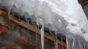 Устанавливаются обстоятельства падения наледи на коляску с младенцем в Москве