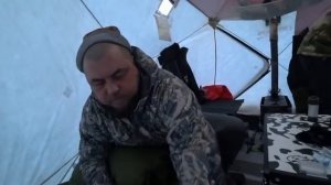 ВСЁ ЖЕ Я ЕГО ВЫКОРМИЛ! ОТМЕЧАЕМ РОЖДЕСТВО НА ЛЬДУ В ПАЛАТКАХ  ШАШЛЫЧОК, РАЗГОВОРЫ, СБОРЫ ДОМОЙ