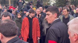 Гроб с телом Игоря Золотовицкого выносят из МХТ им.Чехова / 17 января 2026