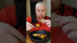 Мукбанг. Яичница с луком, томатом и колбасой. Еда на камеру, Россия.