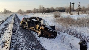 Четыре человека погибли при столкновении авто с поездом под Псковом