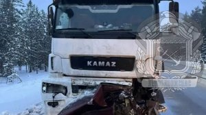 Два человека погибли при столкновении легковушки с "Камазом" в Ленобласти