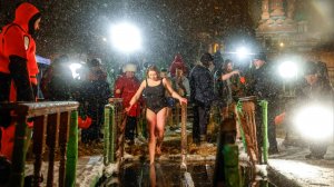 Крещенские купания в Москве. Как в народной традиции отражается евангельское событие?