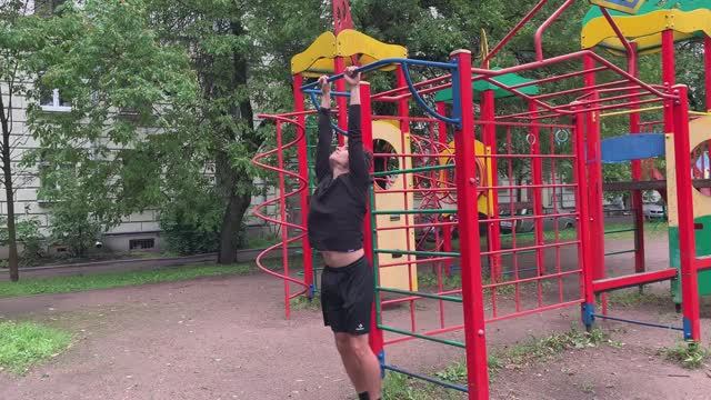 俄罗斯男子在单杠上做引体向上练习，以期成为更优秀的马拉松跑者 || 让我们一起努力吧 :) смотреть онлайн