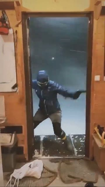 Обычный день в Антарктиде Скорость ветра в такие дни достигает 102 километров в час, а температура з