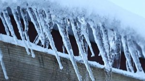 Лед упал с крыши на коляску с младенцем на юго-востоке Москвы