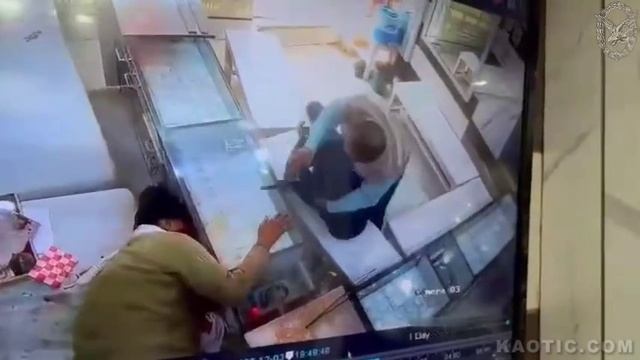 #Индия Вооруженный грабитель бросил перец чили в лицо продавцу магазина смотреть онлайн