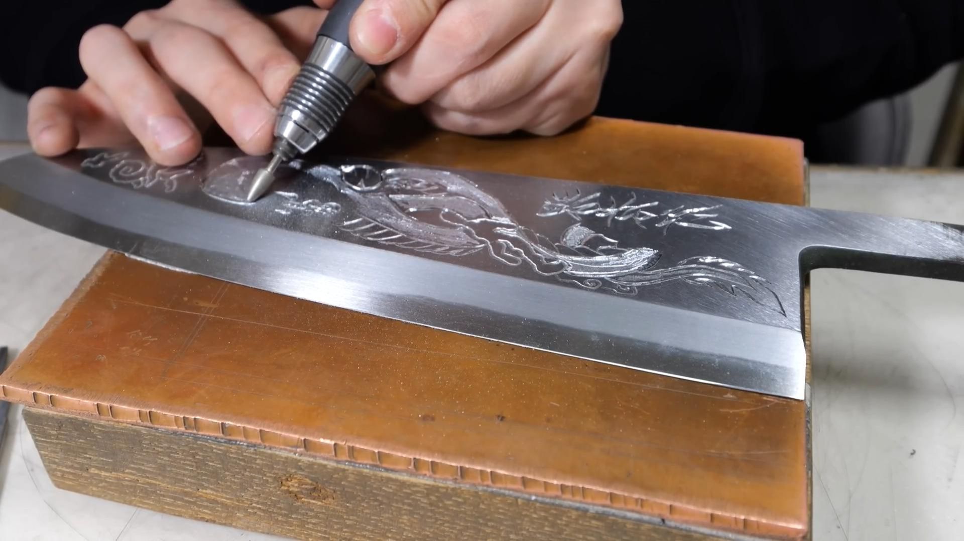 Процесс гравировки на ножах. смотреть онлайн
