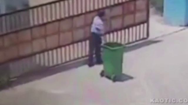 #Фейлы Мужчины от перелома шейных позвонков скончался на месте. 18+ смотреть онлайн