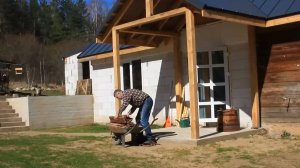 ПРОСТАЯ ЖИЗНЬ У ЛЕСА: восстанавливаем СТАРЫЙ ДОМ, горячее водоснабжение и обновление дома.