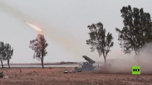 إطلاق قذائف من مدفعيات الجيش السوري خلال اشتباكات مع قسد قبيل دخولها ريف الرقة الغربي