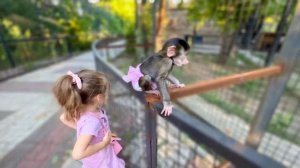 Люся НАЙСМЕЛЕЙШАЯ, не боится даже тигров! Ангелина и Люся у вольера с тиграми!