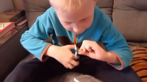 29.12.22 Подстригает ногти. Артём Баканов Водные Виды Спорта #воспитание_спортом, #лучшийтренер