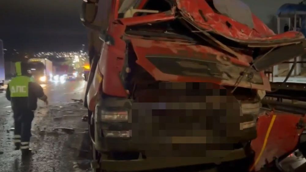 Самосвал снес надземный переход в Ростовской области смотреть онлайн