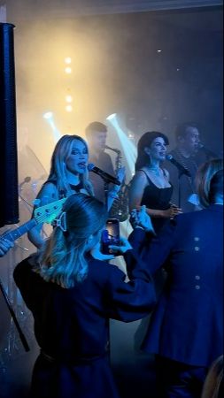 Уютные вечера всегда теплее вместе с любимой музыкой 🎶 смотреть онлайн