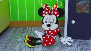 Рай для маленьких хомячков, маленький хомячок получил выговор от Минни за то, что убежал из дома