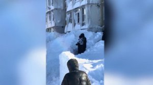 На Камчатке устраняют последствия сильнейших за 30 лет снегопадов.