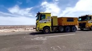 Колесный погрузчик Letourneau L-2350, буксируемый четырьмя прицепами Mercedes Benz