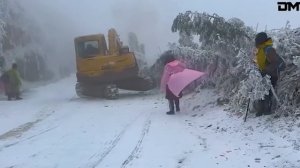 Безумие на обледенелой дороге, снятое на камеру. Видео из интернета.