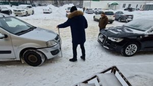 Едем на экспертизу. Эксперт РЕСО фиксирует повреждения на автомобиле после ДТП