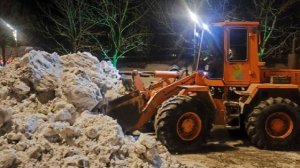 Почти 4,5 тысячи кубометров снега вывезли за ночь с улиц Владивостока