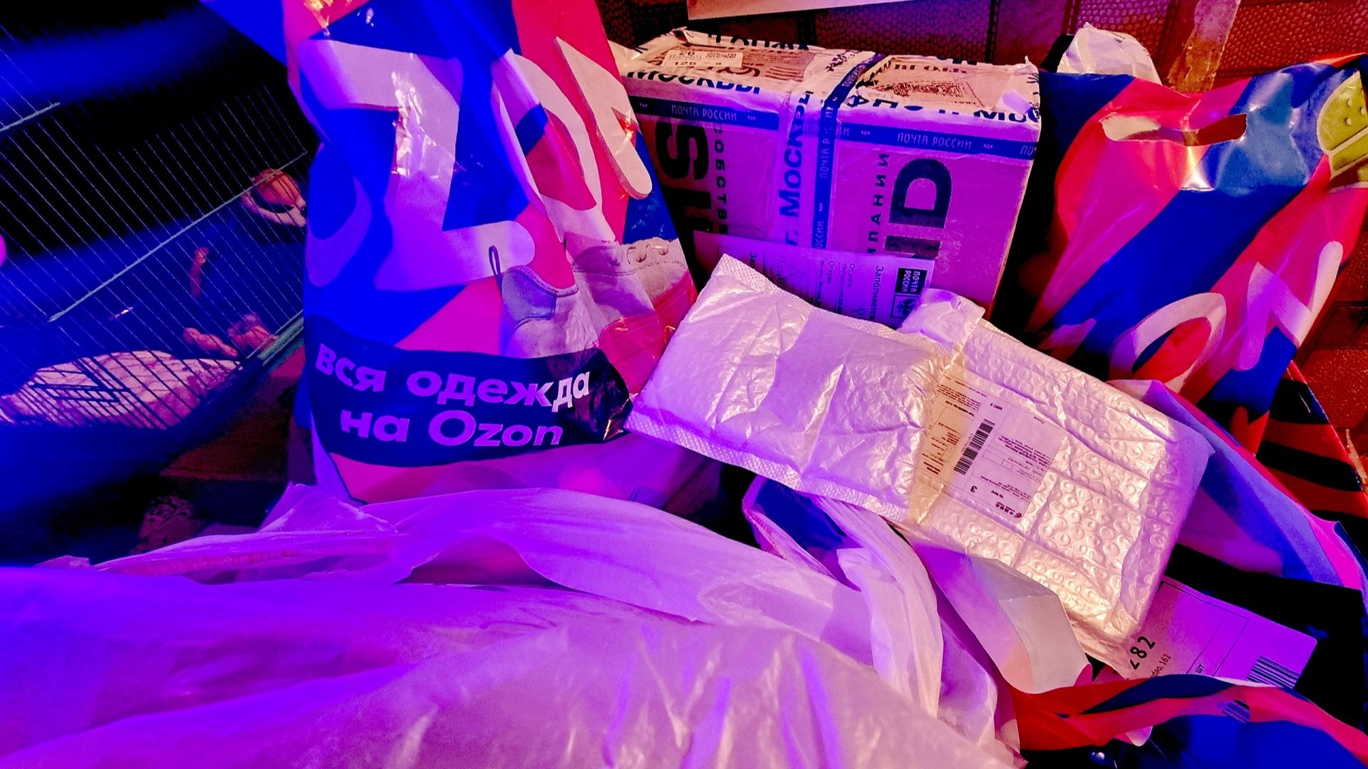 Поток посылок из большой коробки) (18+) смотреть онлайн