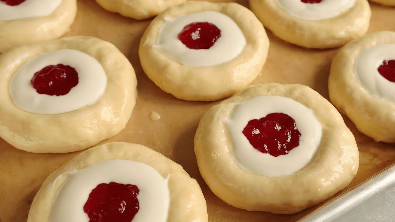 Эти ВАТРУШКИ Покорят ВАШУ СЕМЬЮ! Рецепт вкусной Выпечки к Чаю! Ватрушки с Клубникой смотреть онлайн