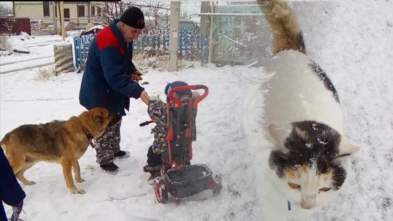 НОВОГОДНИЙ СНЕГ В АСТРАХАНИ, ДЕТИ ИГРАЮТ И РАДУЮТСЯ смотреть онлайн