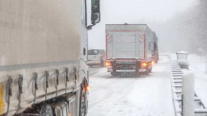 Снегопад парализовал движение на федеральной трассе "Байкал" в Бурятии