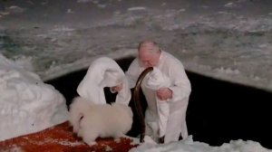 Лукашенко принял участие в крещенских купаниях и окунулся в прорубь