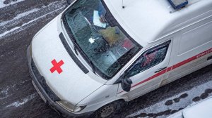Глыба льда упала на женщину с коляской с крыши многоэтажки в Москве