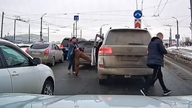 #Россия В Омске в результате дорожного конфликта мужчина выстрелил оппоненту в лицо из оружия. смотреть онлайн