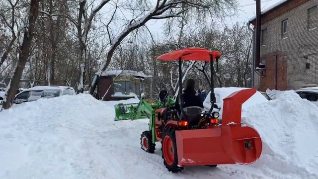 Чистка снега отвалом и снегоротором минитрактором Kubota