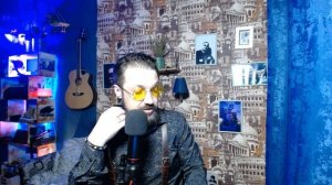 Певица Земфира, сняв с себя потную футболку, вн