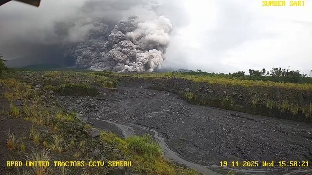 Пирокластический поток заполнил русло реки пеплом - Вулкан Семеру, 19 ноября 2025 г. смотреть онлайн