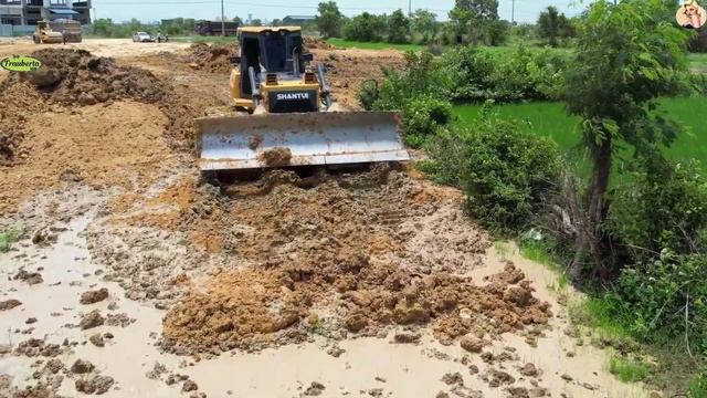 Строительство, завоз грунта, большие грузовики, планировка, обзор смотреть онлайн
