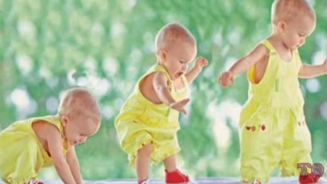 МАЛЫШКА ДЕЛАЕТ ПЕРВЫЕ ШАГИ. РЕБЕНОК УЧИТСЯ ХОДИТЬ. РАЗВИТИЕ РЕБЕНКА смотреть онлайн