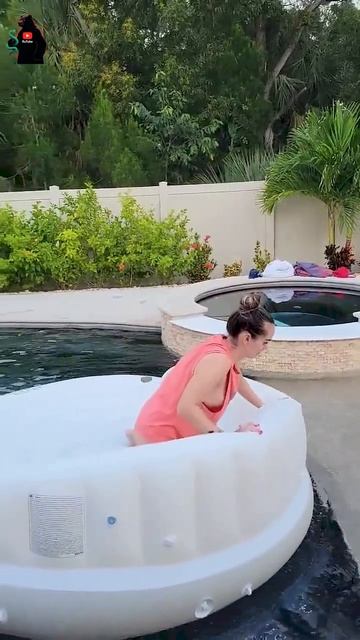 Горячо в бассейне=) смотреть онлайн