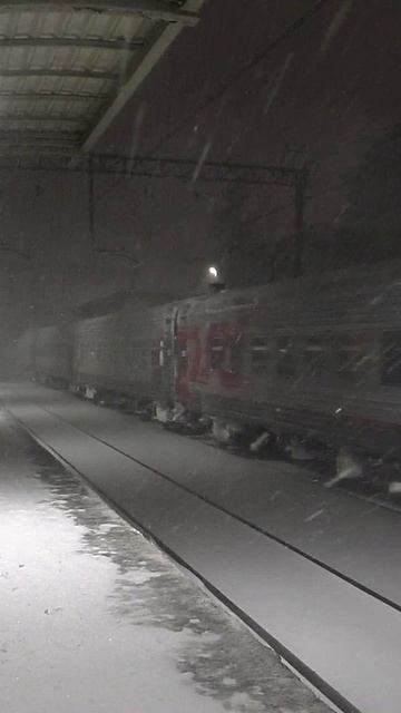 Сильный снег. Эл.-воз ЭП2К-034 (ТЧЭ-8) со скорым поездом № 251Г Киров — Москва (Восточный вокзал). смотреть онлайн