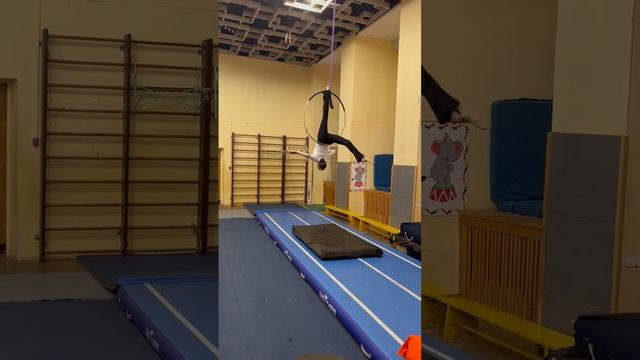 Воздушная гимнастка на кольце смотреть онлайн